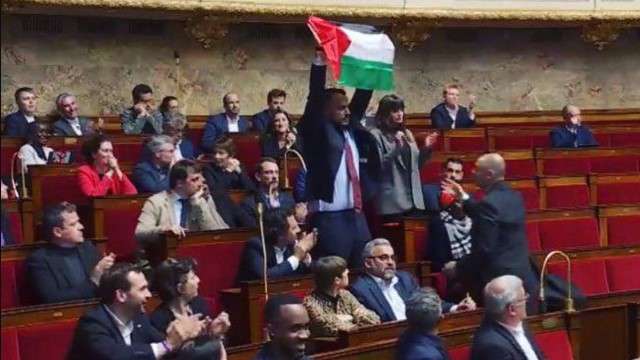 Aksi Berani Politisi Prancis Kibarkan Bendera Palestina Saat Sidang