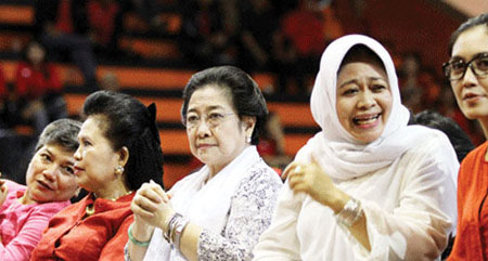 Tim Sukses Jokowi: dari kiri Ribka Tjiptaning Proletariyati, Megawati, Musdah Mulia,Megawati dan Rieke Dyah Pitaloka