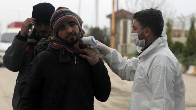 Tes suhu badan di Bab el-Salam perbatasan Suriah - Azaz
