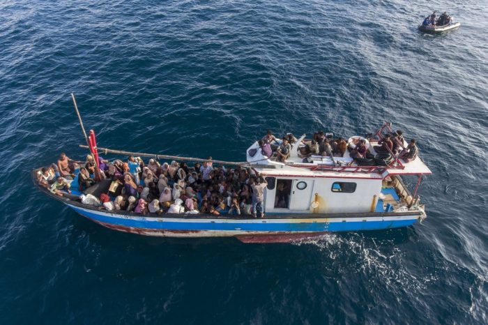 Rohingya terombang-ambing di laut
