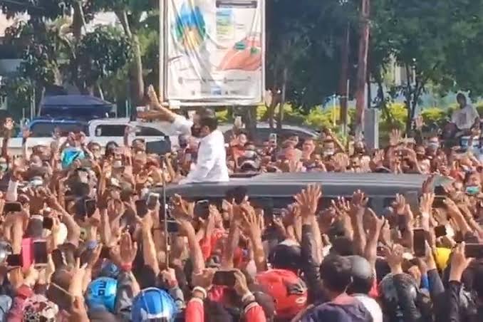 Kerumunan Massa di Kunjungan Kerja Jokowi