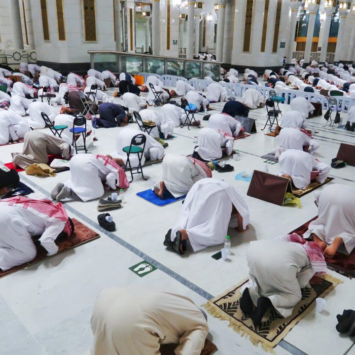 shalat tarawih dengan jaga jarak fisik di masjid nabawi