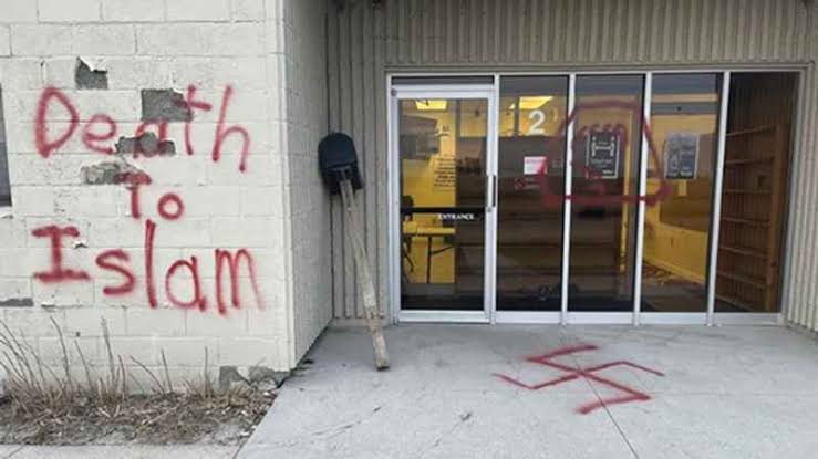 Vandalisme oleh Benjamin Enderle terhadap sebuah masjid di Minnesota, Amerika Serikat.