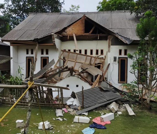 Kerusakan rumah akibat gempa bumi di Banten