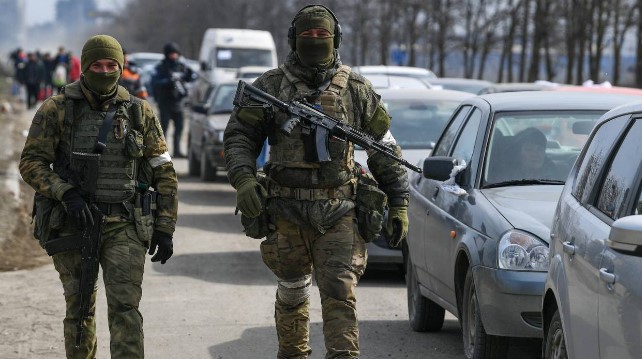 Pasukan Spetsnaz Rusia di Mariupol dengan senapan AK-12