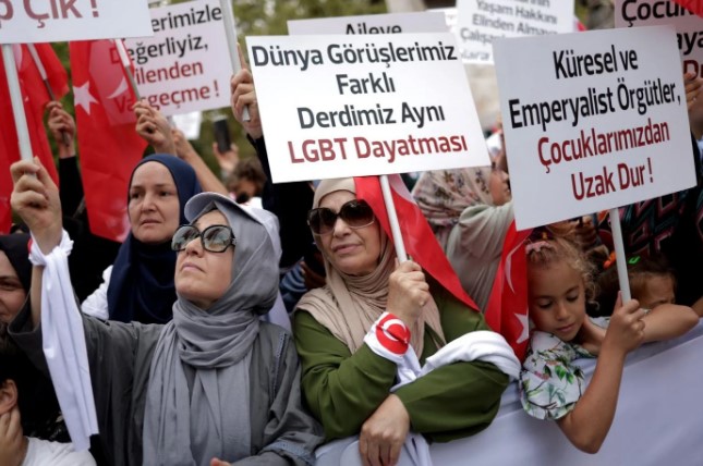 Pawai Anti LGBT di Istanbul Turki