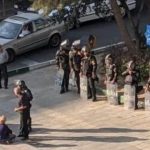 Polisi Iran demonstran