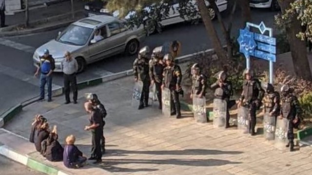 Polisi Iran demonstran