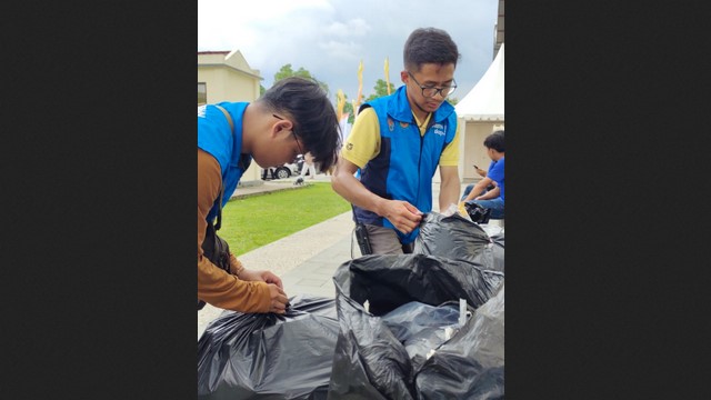 relawan kebersihan muktamar muhammadiyah