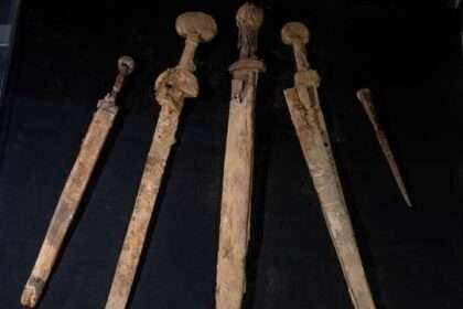 Pedang Romawi yang ditemukan para arkeolog saat meneliti gulungan kitab Yahudi