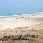 Tentara Israel di pantai Gaza menghubungkan selang besar untuk memompa air laut ke Gaza, foto dirilis 3 Desember 2023