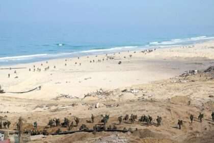 Tentara Israel di pantai Gaza menghubungkan selang besar untuk memompa air laut ke Gaza, foto dirilis 3 Desember 2023