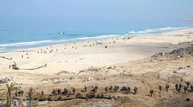 Tentara Israel di pantai Gaza menghubungkan selang besar untuk memompa air laut ke Gaza, foto dirilis 3 Desember 2023