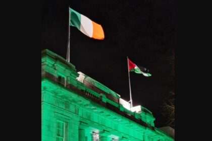 Bendera Palestina dan Bendera Irlandia di Balai Kota Dublin
