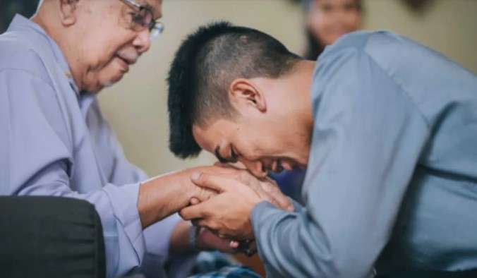 Cara Berbakti kepada Orang Tua Setelah Mereka Meninggal