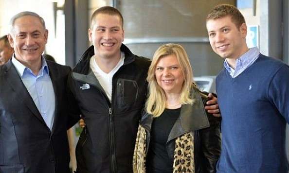 Benjamin Netanyahu dan istrinya Sarah telihat bersama putra mereka Yair (Kanan) dan Avner (Kedua dari Kiri)