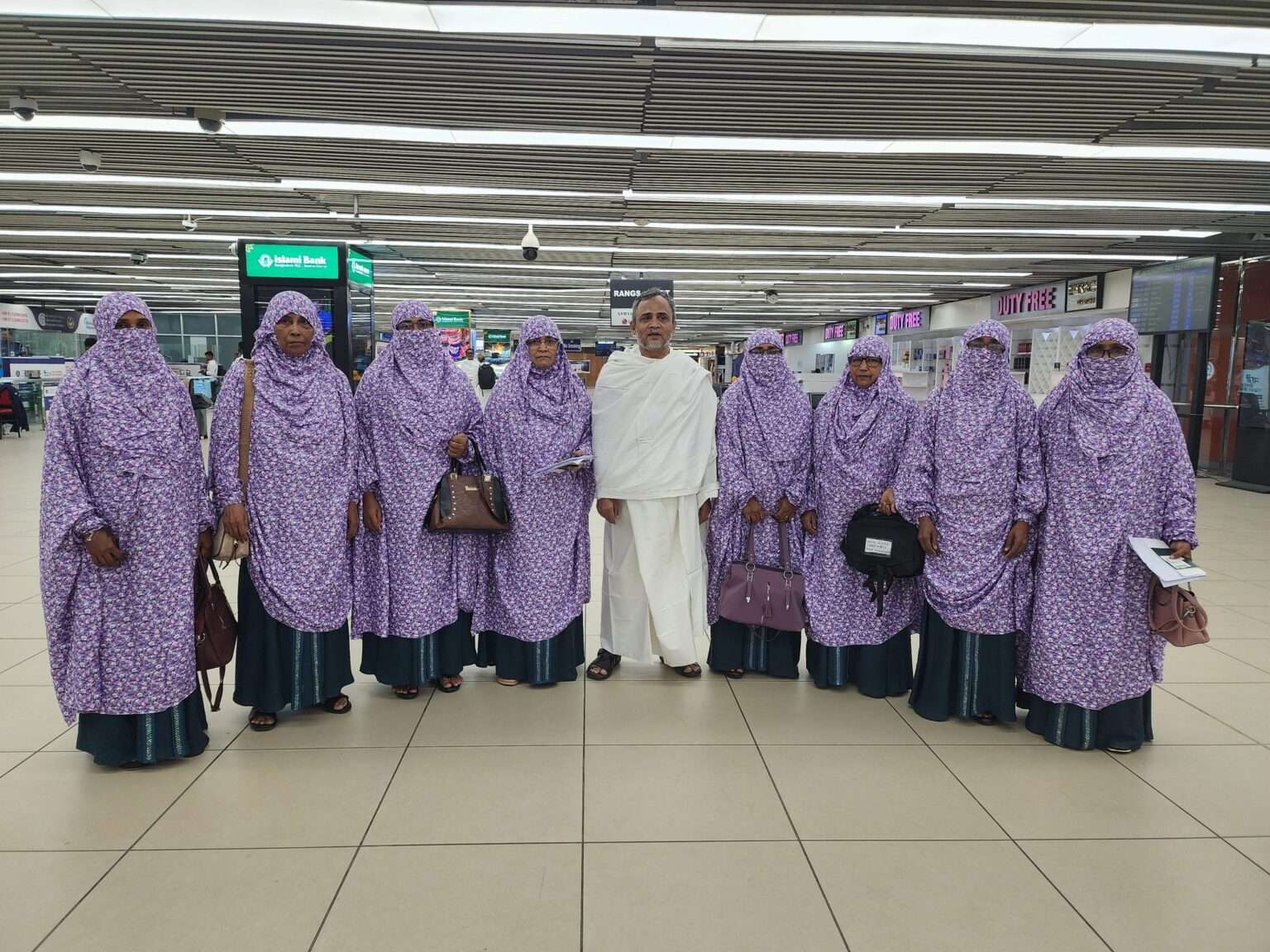 Mizanur Rahmah umroh bersama 8 saudari nya 2