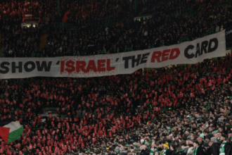 Fans Celtic serukan dukung Palestina dengan mengibarkan bendera