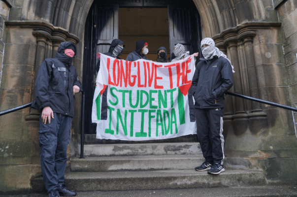 Mahasiswa Glasgow University menduduki salah satu gedung kampus