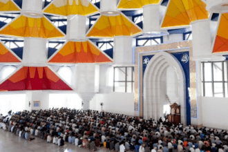 Suasana sholat berjamaah di Masjid 99 Kubah di Makasar
