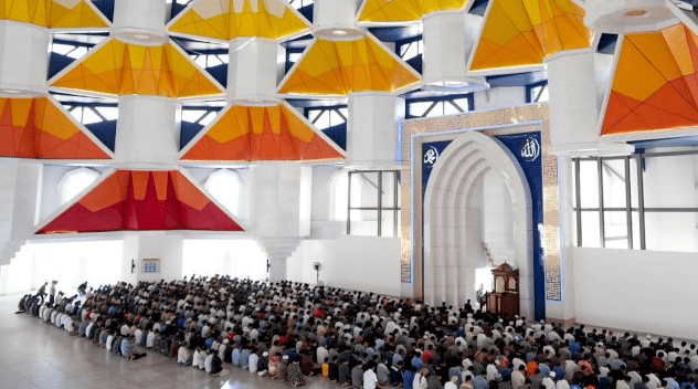 Suasana sholat berjamaah di Masjid 99 Kubah di Makasar
