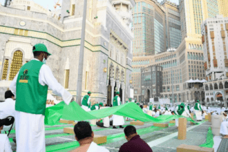 pembagian makanan buka puasa atau takjil di Masjidil Haram
