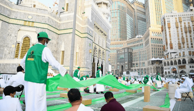 pembagian makanan buka puasa atau takjil di Masjidil Haram