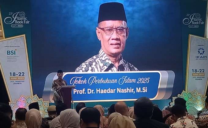 Haedar Nashir mendapat penghargaan di Islamic Book Fair 2025 atau IBF