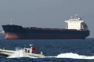 Kapal tanker pembawa minyak di selat Hormuz