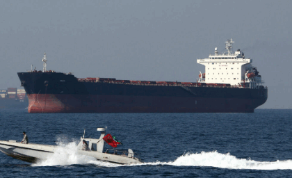 Kapal tanker pembawa minyak di selat Hormuz