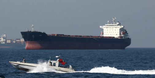 Kapal tanker pembawa minyak di selat Hormuz