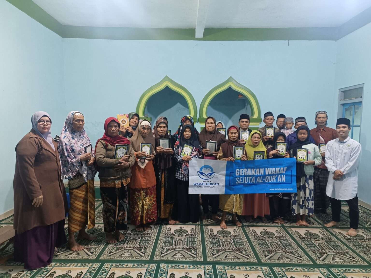 Gandeng YAWASH, Mahasiswa STAIL Bagikan Al-Quran dan Iqro untuk Mualaf Lansia di Lereng Merapi