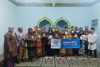 Gandeng YAWASH, Mahasiswa STAIL Bagikan Al-Quran dan Iqro untuk Mualaf Lansia di Lereng Merapi