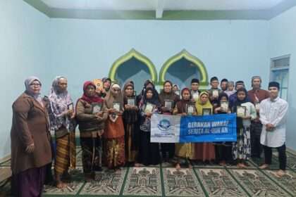 Gandeng YAWASH, Mahasiswa STAIL Bagikan Al-Quran dan Iqro untuk Mualaf Lansia di Lereng Merapi