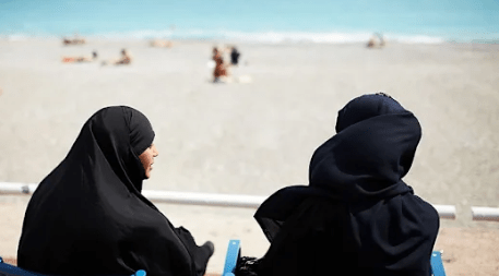 muslimah Hijab burkini di pantai