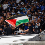 Fans sepak bola Norwegia mengibarkan bendera Palestina