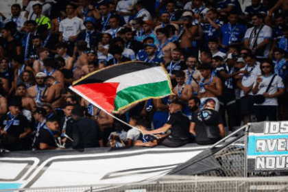 Fans sepak bola Norwegia mengibarkan bendera Palestina