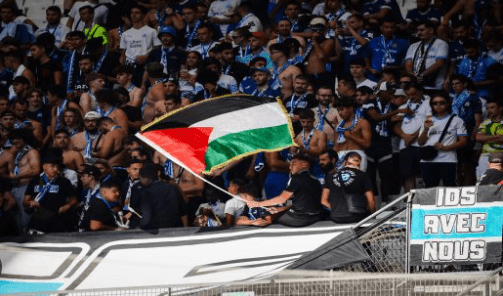 Fans sepak bola Norwegia mengibarkan bendera Palestina