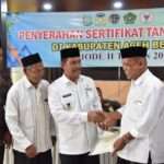 Wujudkan Tata Kelola Wakaf, Aceh Besar Serahkan 80 Sertifikat Tanah kepada Nazhir