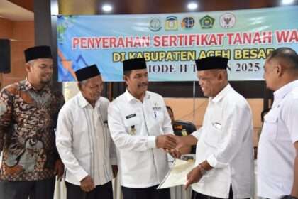 Wujudkan Tata Kelola Wakaf, Aceh Besar Serahkan 80 Sertifikat Tanah kepada Nazhir