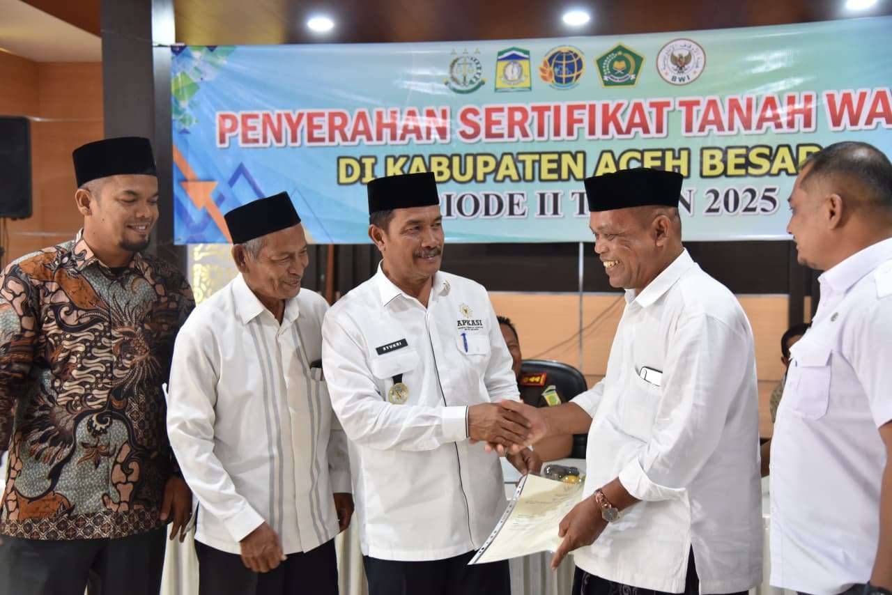 Wujudkan Tata Kelola Wakaf, Aceh Besar Serahkan 80 Sertifikat Tanah kepada Nazhir