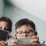 Generasi menunduk melihat hp dan gadget