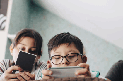 Generasi menunduk melihat hp dan gadget