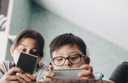 Generasi menunduk melihat hp dan gadget