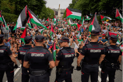 Aksi demonstrasi pro Palestina terhadap tim bola basket Israel di Spanyol