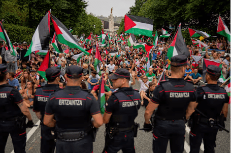 Aksi demonstrasi pro Palestina terhadap tim bola basket Israel di Spanyol