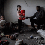 Anak-anak Palestina di Gaza dengan boneka dan mainan