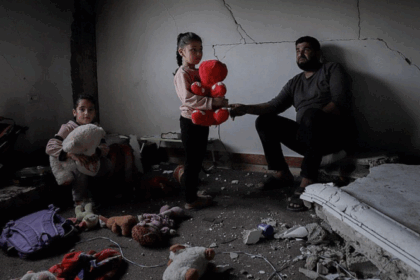 Anak-anak Palestina di Gaza dengan boneka dan mainan