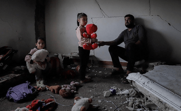 Anak-anak Palestina di Gaza dengan boneka dan mainan