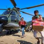 Jalur Darat Lumpuh, Ketua TP PKK Aceh Bawa Bantuan dengan Heli